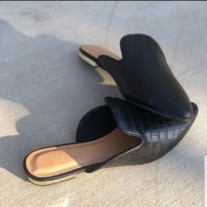 New Pointed Snake Skin Black Mule